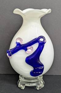 lot 176 image: Vintage White Applied Cobalt Blue Art Glass Vase