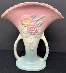 lot 188 image: Vintage Hull Two Handled Open Rose Fan Vase
