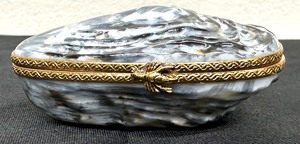 lot 180A image: Royal de Limoges Oyster with a Pearl Trinket  Pill Box