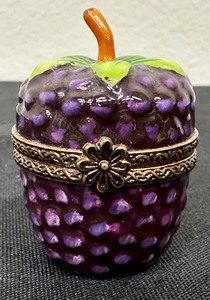 lot 126A image: Grapes Limoges France Rochard Collectible Trinket Box