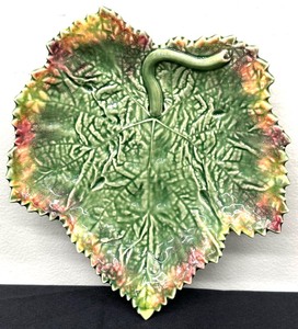 lot 227 image: Vintage Bordallo Pinheiro Portugal Majolica Green Grape Leaf Shaped Plate  Dish