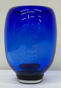 lot 232 image: Beautiful Cobalt Blue Vase with Amethyst Color Base Signed by Craig Campbell 1996