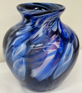 lot 234 image: Stunning Steve Palmer 2001 Signed Handblown Art Glass Vase with Beautiful Colors