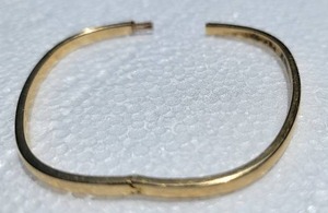 lot 6 image: 14K Yellow Gold Hinged Bangle Bracelet  8g