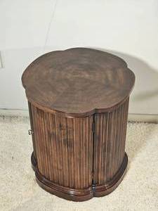 lot 17 image: Henredon Clover Leaf Walnut Endtable