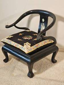 lot 36 image: Vintage Black Lacquer Inlaid Oriental Parlor Chair Set