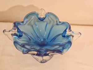 lot 33 image: Stunning Chalet Blue Art Glass Centerpiece