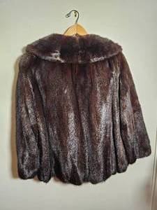 lot 8 image: Vintage Mahogany Mink Fur Jacket