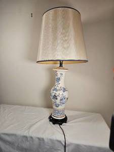 lot 124 image: Oriental Footed Vase Table Lamp