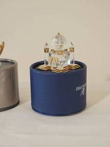 lot 154 image: Swarovski Fine Crystal Miniatures - Salt & Pepper  Inkwell  Taj Majal