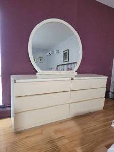 lot 62 image: Italian Modern Styled White Laquer Finish Vanity Dresser