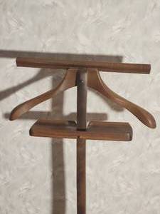 lot 107 image: Mid-Century Modern Vintage Tripod Valet Chair