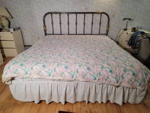 lot 106 image: Classic Brass Queen Bed Set