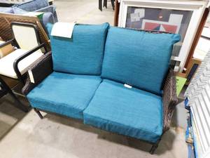 lot 116 image: WICKER OUTDOOR PATIO LOVESEAT