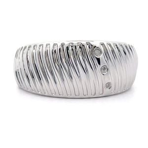 lot 53 image: Stylish Diamond Three-Stone Scalloped Croissant Ring VIDEO