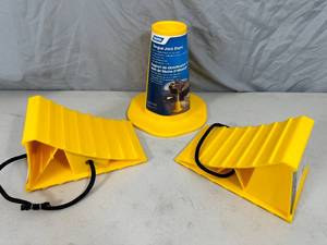 New Camco Trailer Jack Stand and 2 Wheel Chocks