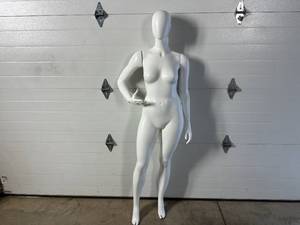 Mannequin with Removable Arms