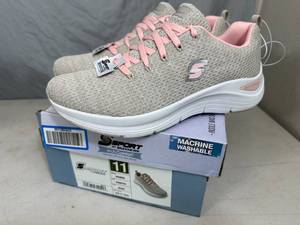 New Skechers Arch Comfort Shoes - Size 11