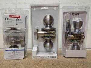 lot 53 image: 3 interior door knob kits