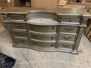 Bennington 11-Drawer Traditional Dresser