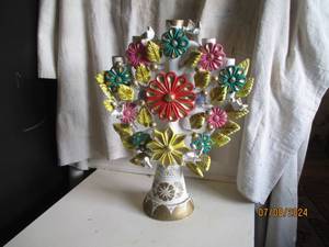 lot 37 image: Colorful hand crafted flower and bi...