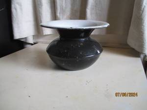 lot 50 image: Hand crafted and Glazed planterspi...