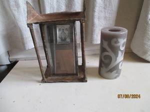 lot 81 image: Vintage Metal hourglass style decor...