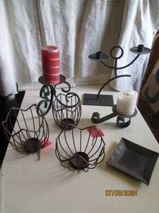 lot 105 image: Lot of wire style Metal freestandin...