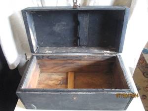 lot 108 image: Vintage hand crafted wood lidded bo...