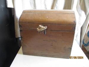 lot 111 image: Hand carved vintage Wood treasure c...
