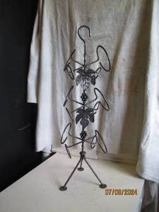 lot 134 image: Floor standing metal grapevine 6-bo...