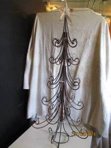 lot 135 image: 44 Metal framed free standing Chri...