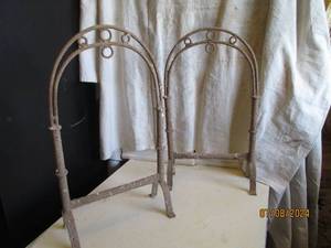 lot 147 image: 2ft Rustic metal arched displays wi...