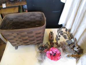 lot 150 image: Wicker Rattan top handle basket loa...