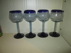 lot 372 image: (4) Cobalt blue rimmed hand blown Mexican lingerie stemmed water goblets