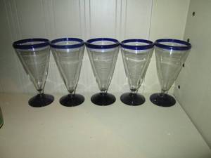 lot 373 image: (5) Cobalt blue rimmed hand blown Mexican stemware glasses