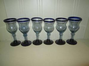 lot 375 image: (6) Cobalt blue rimmed hand blown Mexican glass drinkware goblets
