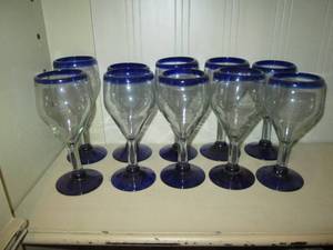 lot 378 image: (10) Cobalt blue rimmed hand blown Mexican glass stemware