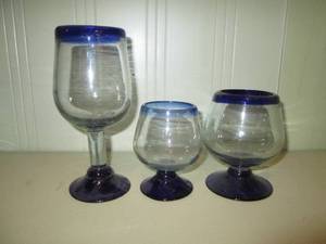 lot 382 image: (3) Cobalt blue rimmed hand blown Mexican glass goblets