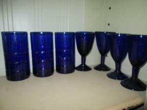 lot 383 image: (7) Cobalt blue Hand blown Mexican glass drinkware selection