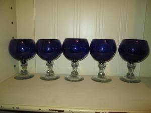 lot 384 image: (5) Hand blown Mexican Cobalt water goblets