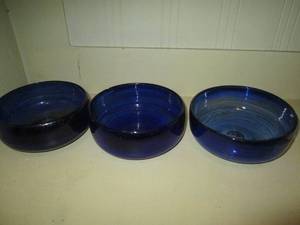lot 386 image: (3) Hand blown Mexican Cobalt fingertip bowls
