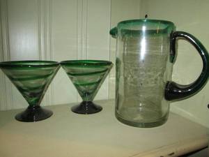 lot 394 image: Pair of green swirled Mexican hand blown glass martini glasses and green rimmed water pitcher