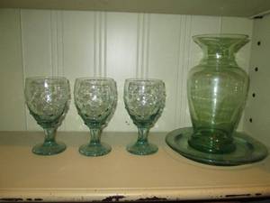 lot 399 image: (3) Libbey Orchard hand blown wine glasses with green blown glass vase and trivet