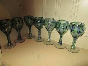 lot 401 image: Set of (6) hand blown Mexican glass stemware with (1) hand blown Cobalt glass goblet
