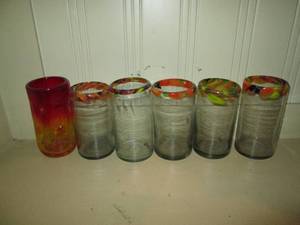 lot 402 image: Vintage hand blown Mexican rainbow glass cup with five hand blown glasses with colorful top rim details
