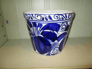 lot 412 image: Large Mexican Talavera planter...