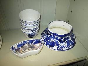 lot 414 image: Hand painted Mexican Talavera fingertip bowls and other serving pieces