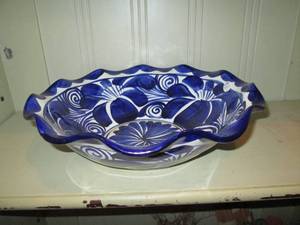 lot 416 image: Large Mexican Talavera serving bowl...