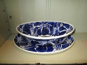 lot 417 image: Large oblong Mexican Talavera serving bowl and oblong platter